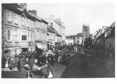 Markt in Okehampton, Devon, um 1900 von French Photographer